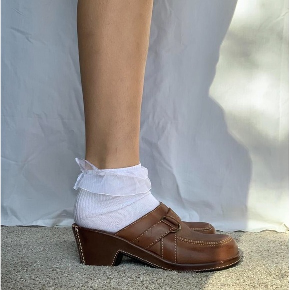 Brown vintage boho chunky heels
• Brand: White Mountain
• Size: 6 - Picture 3 of 6